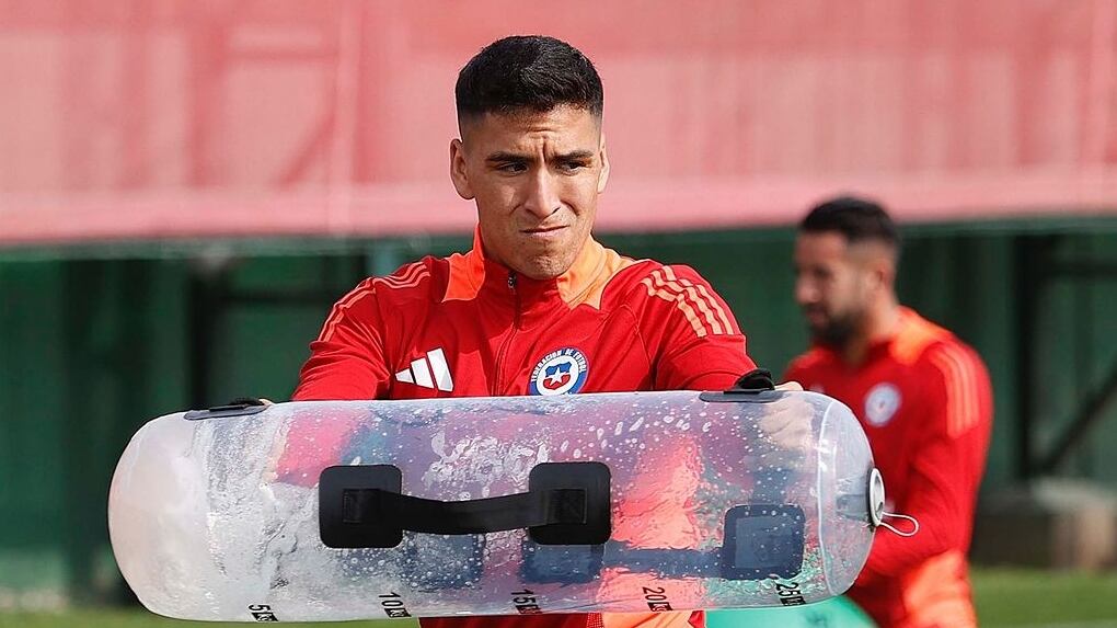 El mediocampista de Norwich City podría sumarse a la baja ya confirmada de Víctor Dávila a la selección chilena, luego que su entrenador informara este sábado que el formado en la UC no ha logrado recuperarse de su lesión.