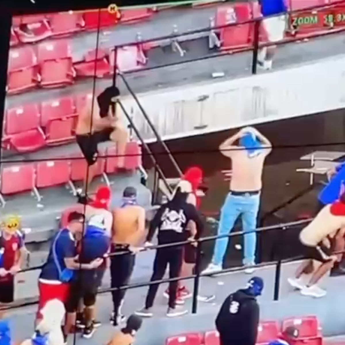 Árbitro detalla lanzamiento de proyectiles en partido U. de Chile Árbitro detalla lanzamiento de proyectiles en partido U. de Chile