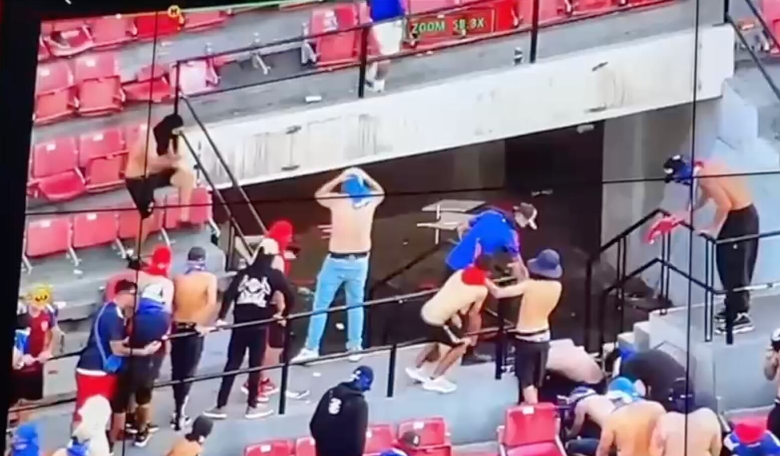 “Durante todo el primer tiempo lanzan asientos, latas de bebida y diversos proyectiles”: árbitro entregó detallado informe que complica a la U. de Chile