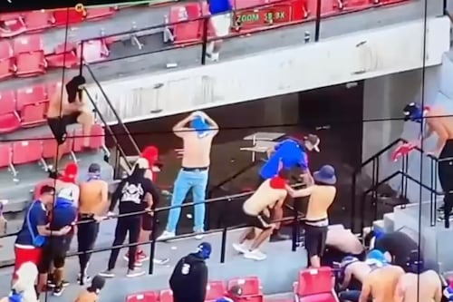 “Durante todo el primer tiempo lanzan asientos, latas de bebida y diversos proyectiles”: árbitro entregó detallado informe que complica a la U. de Chile