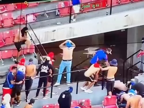 “Durante todo el primer tiempo lanzan asientos, latas de bebida y diversos proyectiles”: árbitro entregó detallado informe que complica a la U. de Chile