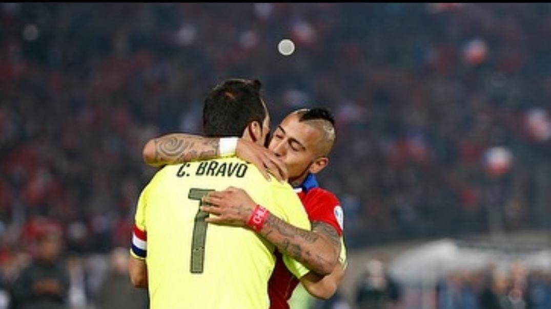 Tras anunciar su retiro del fútbol profesional, el arquero Claudio Bravo recibió decenas de muestras de cariño, desde colegas, hasta el mismísimo Mandatario Gabriel Boric, quien destacó su carrera profesional. Mensaje al que respondió “muchas gracias Presidente por sus palabras en un momento muy especial de mi vida”. Pero, el que hizo llorar a los seguidores fue el que escribió la otra leyenda, Arturo Vidal.
Fue a través de su cuenta de Instagram, donde el King dejó más que claro que las rencillas del pasado, tras quedar fuera del Mundial de Rusia 2018 ya son historia y lo único que queda actualmente es el respeto muto.
Así lo publicó en su red social, junto a una gráfica foto de ambos abrazándose en el campo de juego.
“CAPITÁN”, le escribió con mayúscula, etiquetándolo en la publicación junto al emoji de un corazón rojo.
“Has demostrado tu valentía con la decisión más difícil para quienes abrazamos esta profesión. Los que te conocemos sabemos que serás exitoso en lo que emprendas, así lo has demostrado en tu brillante carrera, dejando un legado en cada lugar que has estado”, destacó el jugador de Colo Colo, equipo donde también fueron compañeros.
“Y siiii como lo hiciste en nuestra amada selección 🇨🇱 dejando dos históricos títulos, te extrañaremos en las canchas, pero sabemos que estarás feliz disfrutando de tu hermosa familia. Capitán gracias por todo, tú y yo sabemos que siempre nos podremos mirar a los ojos, la vida y nuestro amado club nos formó con valores que siempre hemos sabido representar”.
Finalmente, Arturo le expresó su total admiración y cariño al golero. “Querido Claudio te quiero y te admiro, éxito en esta nueva vida…”, sentenció.
Pero, sus palabras no pasaron desapercibidas entre los amantes del fútbol, quienes reconocieron haberse emocionado hasta las lágrimas.
“Muy temprano para llorar :(”, “Ya basta con post de Bravo, no puedo llorar en todos”, “Me vine a llorar al baño de la pega”, fueron algunas de las reacciones.