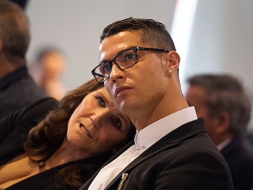 Cristiano Ronaldo sorprende a su madre con costoso regalo por su cumpleaños