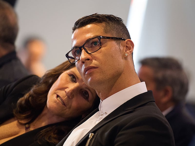 Cristiano Ronaldo sorprende a su madre con costoso regalo por su cumpleaños