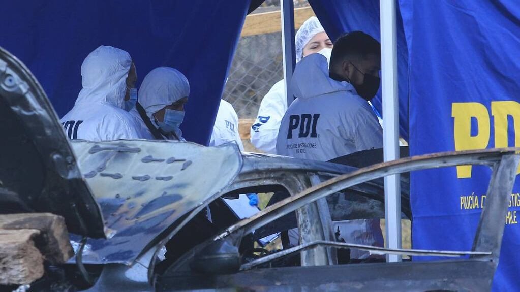 Indagan macabro hallazgo en Lo Espejo: encontraron cuerpo calcinado en maletero de un auto