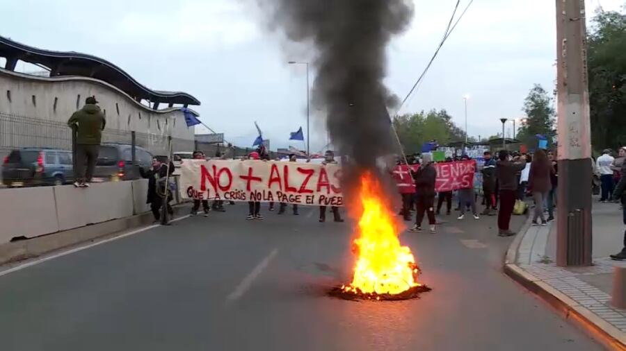 “Creemos que hay una colusión”: vecinos de Peñalolén protestan por alza de precios y detallan su molestia
