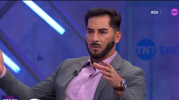 El comentarista deportivo reaccionó furioso luego que la Comisión de Árbitros de la ANFP reconociera el error del VAR y Nicolás Gamboa al no expulsar al defensor de Colo Colo, Alan Saldivia.