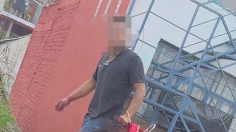 Hombre camina por las calles con una cabeza humana en México