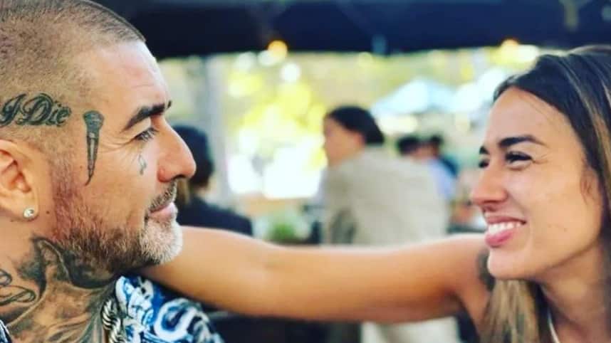 DJ Méndez y pareja se tatuaron los nombres en sus cuerpos.