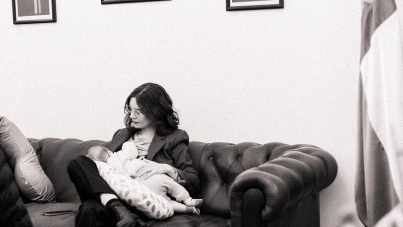 “Por una lactancia libre y sin prejuicios”: Ministra Vallejo hace especial publicación en Instagram junto a su bebé