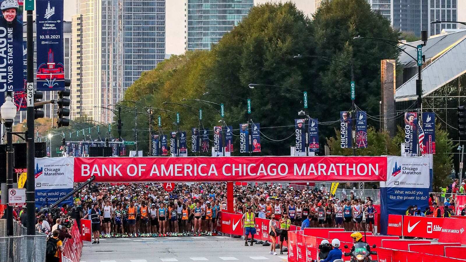 na montaña rusa de emociones vivió
su debut en la distancia madre del at-letismo, totalizando los 42,195 kilómetros en el Maratón de Chicago, una de las citas más apetecidas por los corredores alrededor del mundo, con un tiempo de 4 horas 44 minutos y 43 segundos.
Ahí la chilena enfrentó su primera distancia mayor luego de acumular varias carreras de 10 kilómetros y atreverse este año con los 21 mil metros en el Maratón de Santiago.
“Cuando llegué a la meta, lo primero que se me vino a la cabeza fue que, en este momento de mi vida, prefiero correr maratones que tener un pololo”, dijo luego de la carrera Vesta, antes de ir a descansar sin distracciones.