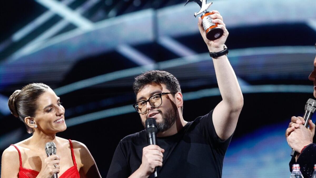 El comediante Luis Slimming se refirió a la exitosa rutina que tuvo en la tercera noche del Festival de Viña del Mar 2024, destacando que la positiva actitud del público fue fundamental para poder desenvolverse de la mejor manera sobre el escenario de la Quinta Vergara.
Así lo contó en la conferencia de prensa, tras bajarse del escenario con las gaviotas de Oro y Plata. Situación que no logró su compañera Javiera Contador, tras ser abucheada por el público de Andrea Bocelli la noche anterior.