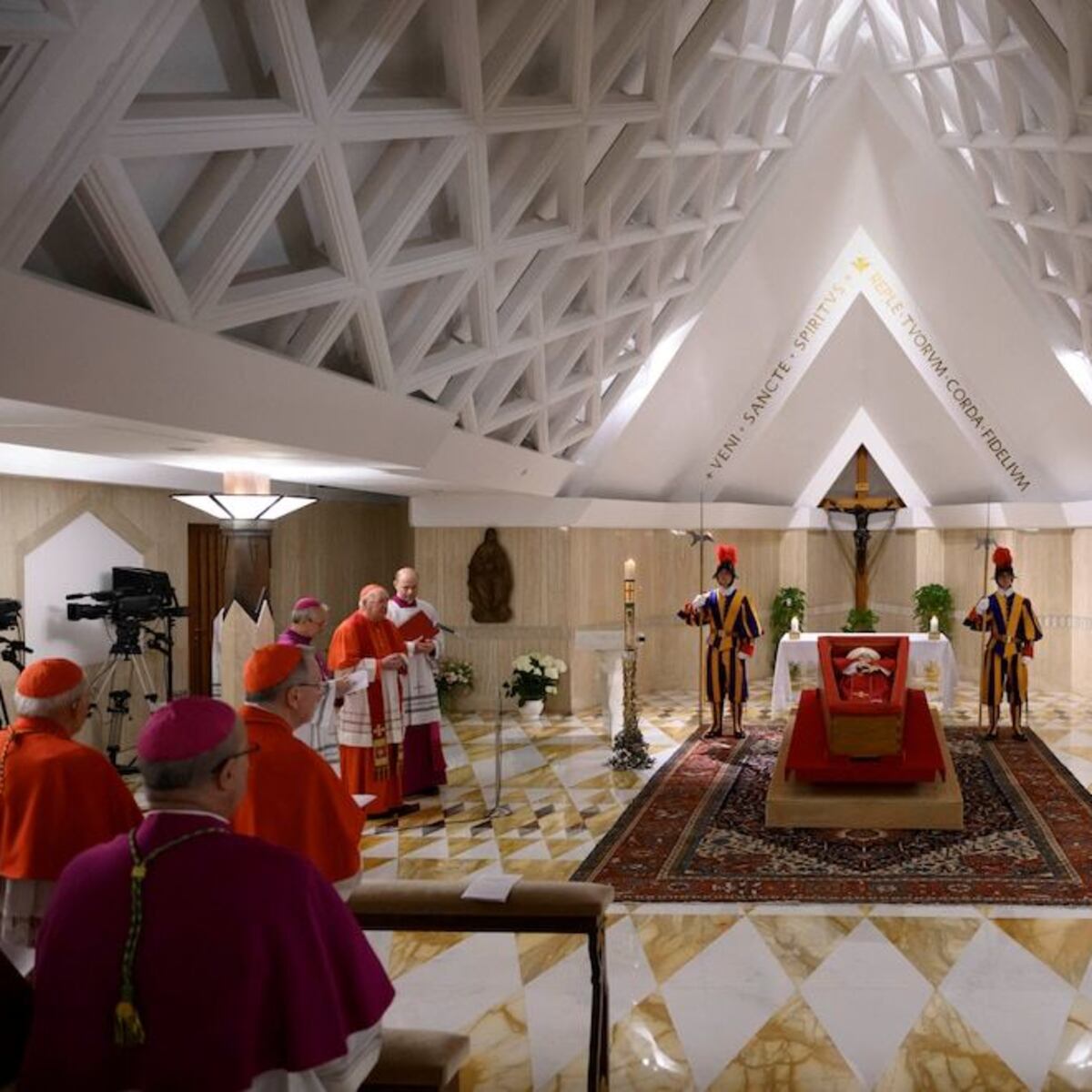 El Vaticano muestra al Papa Francisco en su féretro El Vaticano muestra al Papa Francisco en su féretro