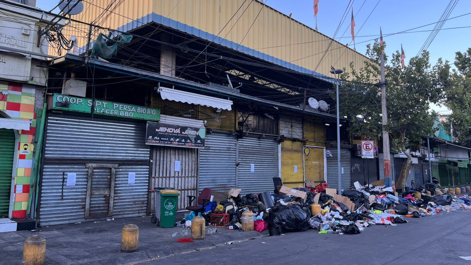 La clausura del galpón afecta a más de 700 locales comerciales.