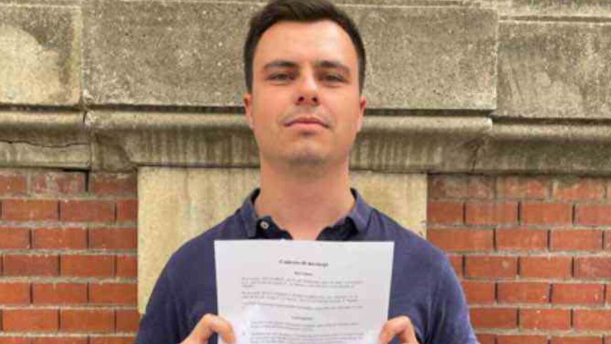 Gabriel estampo su firma y se tomó una foto que se publicó en las redes sociales y generó miles de comentarios.