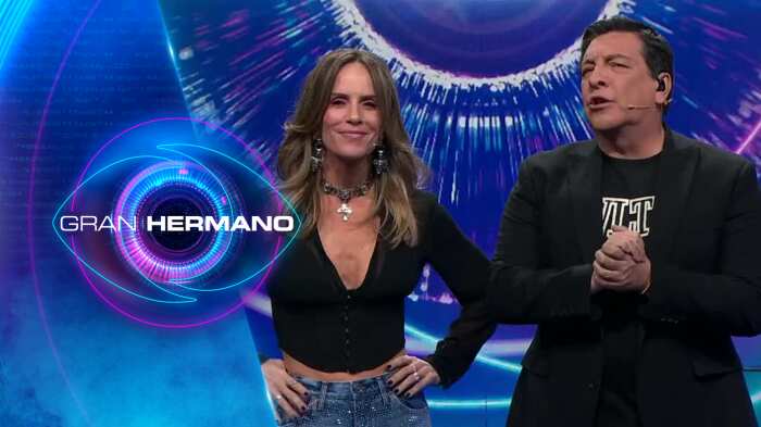 La animadora de Gran Hermano, Diana Bolocco, deslumbró en el reciente capítulo del reality de CHV por su llamativo look que fue destacado por las televidentes, tras lucir un jeans con brillantes, de más de 300 mil pesos.
Así lo dio cuenta la conductora en su cuenta de Instagram, lugar donde compartió el dato del lujoso pantalón, correspondiente a una exclusiva tienda de vestuario.
“Gracias por la sintonía del capítulo de hoy! Mañana fiesta y el domingo conocemos a un nuevo eliminado. @granhermanocl. Me preguntaron mucho por el jeans. Es de @azaharclothes”, publicó.
Sin embargo, fue una usuario quien reveló el cuantiosa valor de los estilosos pantalones.
“QUEDE (negra) CUANDO VI EL VALOR DEL (jeans) $325.900. PERO DE QUE ESTA HERMOSO ESTA HERMOSO”, escribió en los comentarios.
La noche del jueves Diana vistió un top negro con mangas y escote en V, el cual dejaba al descubierto un gran collar, y unos prominentes aros, consignó Página 7.
Todo ello, acompañado de un par de botines negros, además del jeans con brillos con el que impactó a sus seguidoras.
Según constató el citado medio, el jeans que usó Diana Bolocco corresponde al modelo Ginger Blue Night, Kosiuko.
“Con cinco bolsillos. Slim fit hasta la rodilla y suelta en bota para generar una pata recta. Largo cropped, arriba del tobillo. Customizado con tachashotfix en el frente y bolsillos traseros”, se lee en la descripción del jeans, en la página WEB.