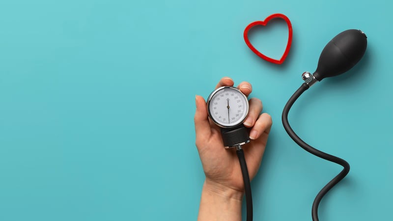 Muchas personas tienen hipertensión y no lo saben. Conoce los riesgos para la salud y qué cambios pueden ayudar a prevenirla y mantenerla bajo control. Foto: Magnific.