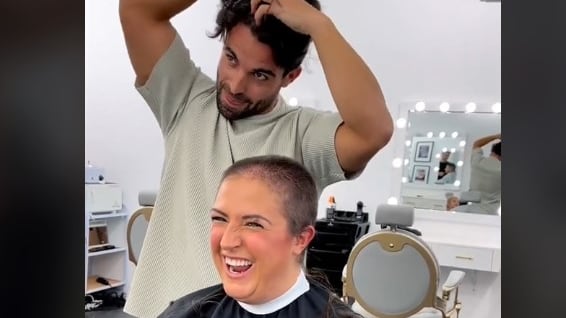 Estilista se rapa en apoyo a su cliente con cáncer