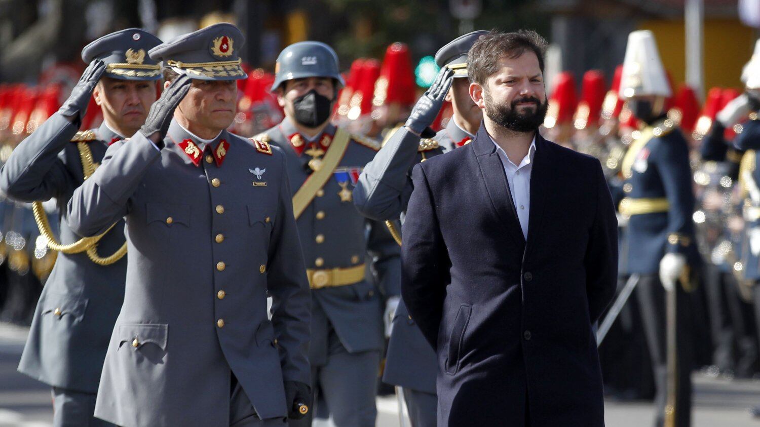 Este jueves el Presidente Gabriel Boric anunció que fue convocado el Consejo de Seguridad Nacional para hacer frente a la ola de delitos ocurridos en el país en el último tiempo.
“Quiero informar otras medidas que he decidido convocar al Consejo de Seguridad Nacional, el Cosena para el próximo lunes a primera hora, para poder recibir comentarios y aportes acerca de la mejor forma de implementación del proyecto de Infraestructura Crítica que actualmente está en tramitación en el Congreso y nos permitirá contar con dotación militar en lugares críticos, donde haya que reforzar la acción de las policías”, indicó el Jefe de Estado.