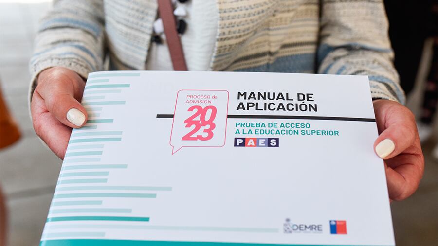 Los diputados de la Unión Demócrata Independiente (UDI) Sergio Bobadilla, Eduardo Cornejo y Fernando Bórquez acusaron “sesgo ideológico” en la Prueba de Acceso a la Educación Superior (PAES) de Historia y Ciencias Sociales rendida a inicios de semana.
Por lo anterior, anunciaron citarán a la directora del Departamento de Evaluación, Medición y Registro Educacional (Demre), Leonor Varas, a la comisión de Educación de la Cámara para clarificar los criterios establecidos para el desarrollo del examen.