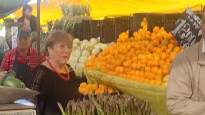 La expresidenta votó este domingo, y luego de realizar el proceso electoral se dirigió a la feria Chacareros, en la comuna de La Reina.