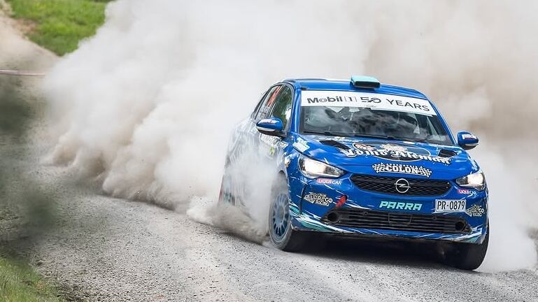 Imagen referencial de un coche en competencia del Rally Mobil.