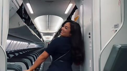 Azafata baila ‘twerking’ en pleno avión para celebrar su contratación, pero es despedida