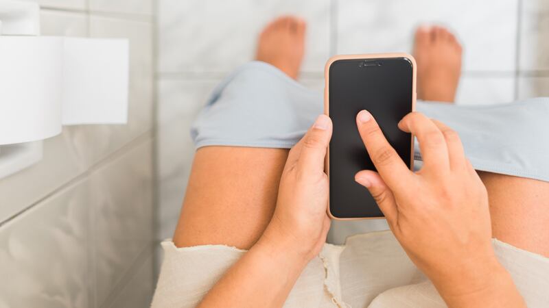 Expertos advierten sobre la peligrosidad de llevar el celular al baño: “Existe el riesgo que estos microorganismos se transfieran a otras superficies o a las manos”