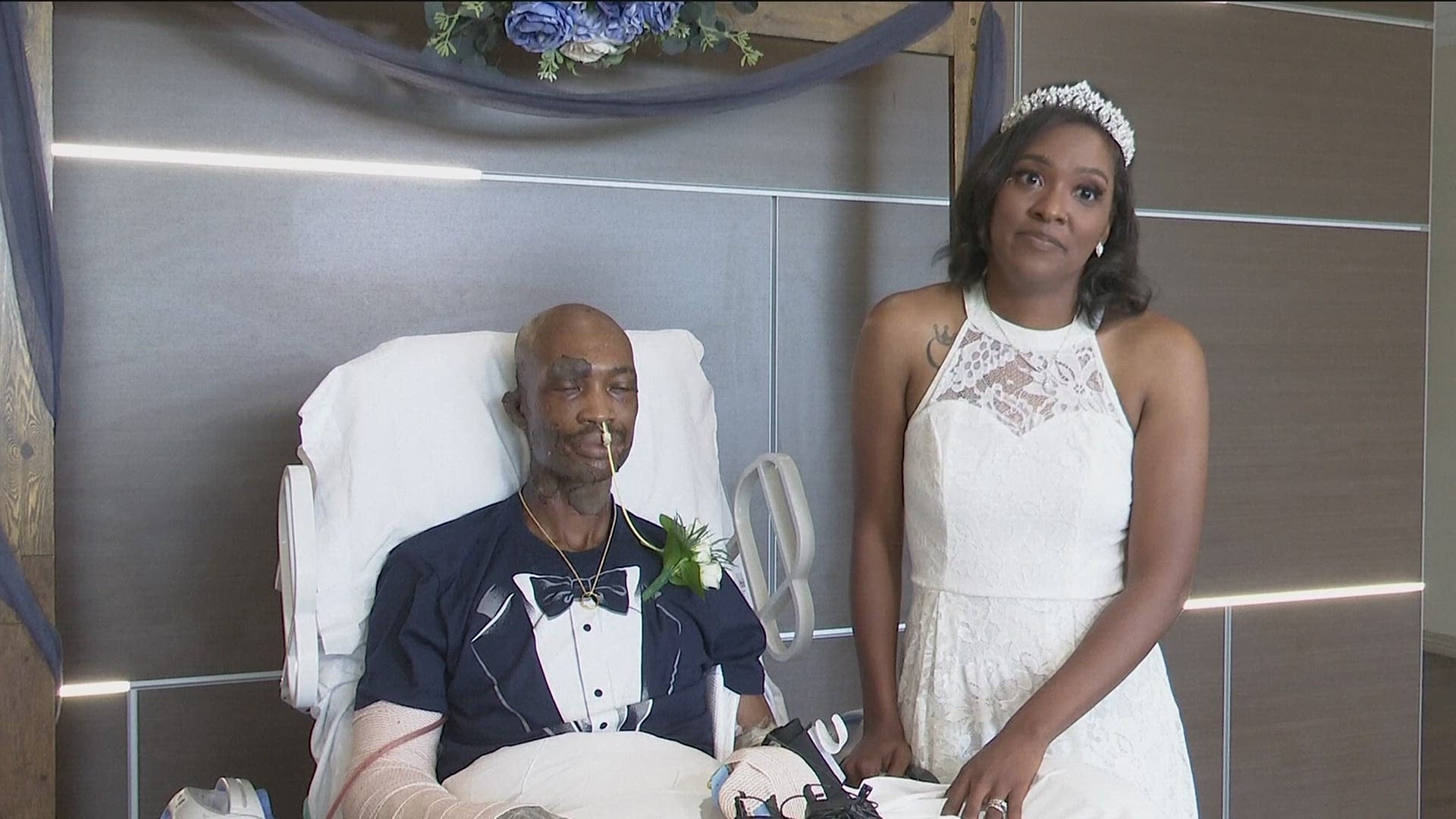 Pareja se casa en un hospital después de que el novio tuviera grave accidente