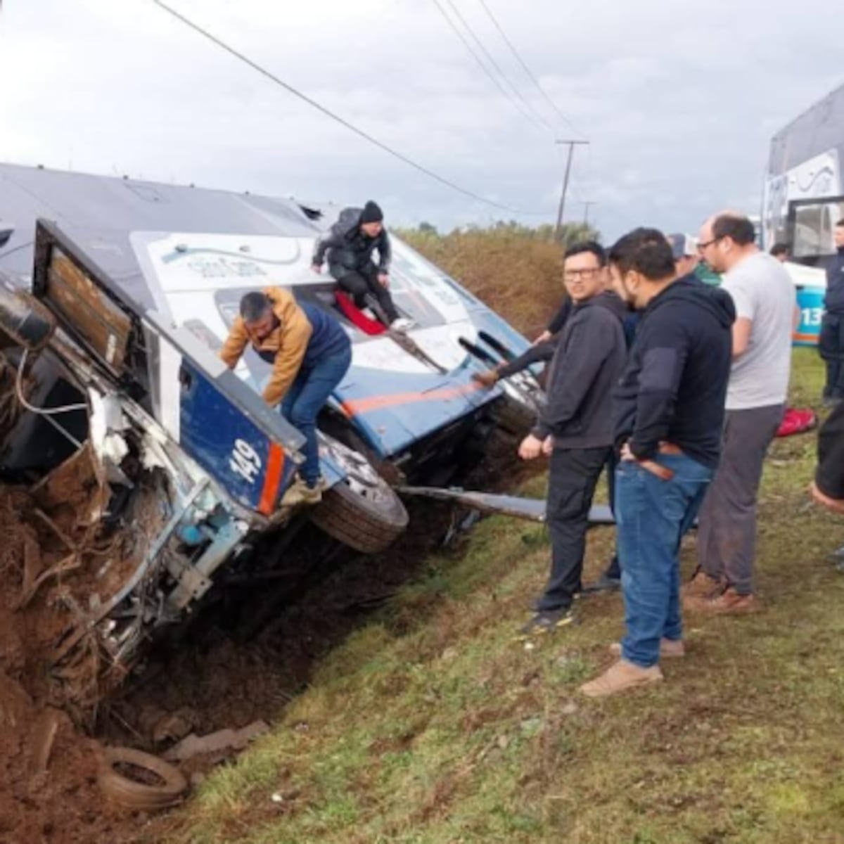 Accidente en Ruta 5 Sur: Bus de dos pisos vuelca en Ñiquén Accidente en Ruta 5 Sur: Bus de dos pisos vuelca en Ñiquén