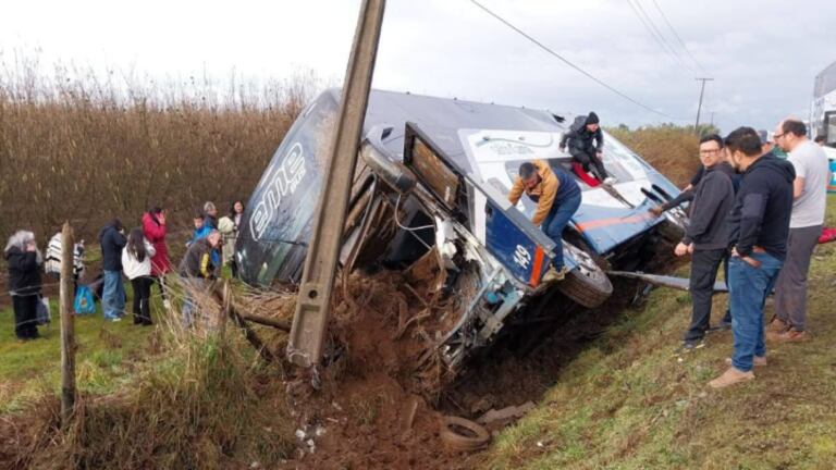 Bus de dos pisos volcó en la Ruta 5 Sur a la altura de Ñiquén: hay una persona fallecida y varios lesionados