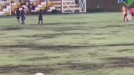 Un muerto y un herido grave fue el saldo de los dos rayos que cayeron en una cancha de fútbol durante la disputa de un partido de liga amateur en Perú.