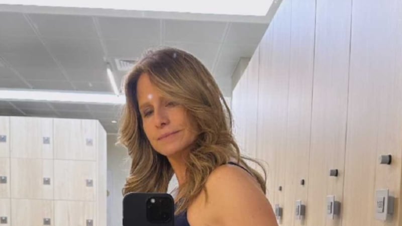 “Con biberón al prenatal”: Departamento de prensa de Canal 13 realiza baby shower a Sole Onetto