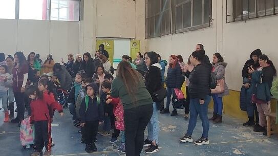 Según informaciones preliminares, a lo menos cuatro estudiantes del colegio Alemania de Puerto Montt terminaron intoxicados luego de comer churrascos en mal estados entregados por la Junaeb.