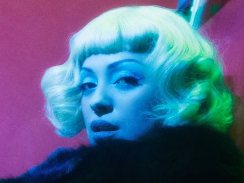 Mon Laferte expresa apoyo a Jeannette Jara tras cierre de mesas electorales