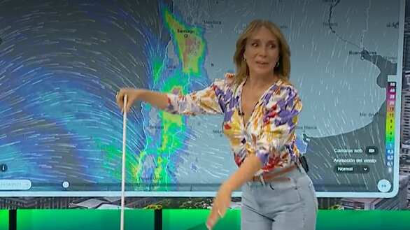 Karen Doggenweiler decidió bromear esta mañana con la recreación de un polémico baile que se llevó a cabo en un Cesfam de Talcahuano. 
El show que se hizo el pasado viernes en el recinto de salud, incluyó a dos mujeres: una cantando la canción "Stop" de Sam Brown y otra que realizó sensuales movimientos con un provocativo vestuario en una actividad conmemorativa que terminó con la apertura de un sumario.