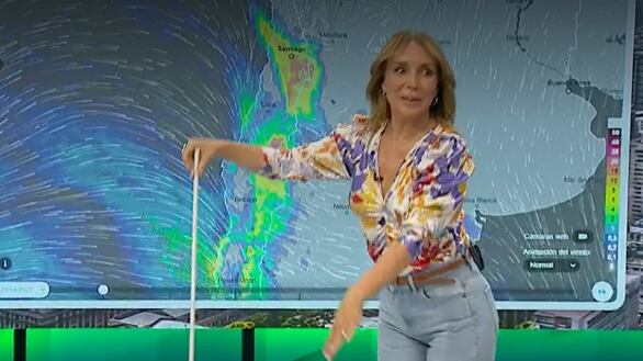 Karen Doggenweiler decidió bromear esta mañana con la recreación de un polémico baile que se llevó a cabo en un Cesfam de Talcahuano.
El show que se hizo el pasado viernes en el recinto de salud, incluyó a dos mujeres: una cantando la canción "Stop" de Sam Brown y otra que realizó sensuales movimientos con un provocativo vestuario en una actividad conmemorativa que terminó con la apertura de un sumario.