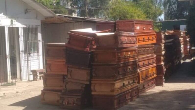 ataúdes al sol en cementerio General de Santiago, BíoBío Chile