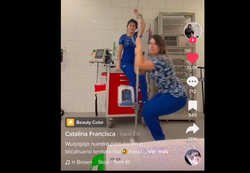 El baile twerk realizado en un Cesfam de Talchuano, sigue generando estragos. Si primero, fue parodiado por diversas personalidades, desde Pancho Saavedra, La Botota, hasta Karen Doggenweiler y Diego Urrutia, ahora unas tens de un hospital realizaron una humorada, generando polémica en redes sociales.
Dos jóvenes, vestidas de uniforme y al interior de una sala de un centro asistencial, se grabaron arriba de unos equipos médicos, junto a la canción “Stop” de Sam Brown, la misma que cantaron dos mujeres en el recinto del sur del país.
“Wuajaja nuestra postulacion a talcahuano termina mal”, escribieron las funcionarias al publicar el video que se viralizó en redes y obtuvo miles de likes.
Si bien, la performance provocó risas, también generó reproches, puesto que una de ellas cae y bota la maquinaria, la cual se golpea en el piso.
Parodia Cesfam de Talcahuano
“¿La mejor parodia? ¿Saben cuánto cuesta el equipo que azotaron contra el piso? ¿Y si esa máquina ahora falla en sus mediciones? ¿Saben lo que significa?”, criticaron desde la cuenta que replicaron el registro en Twitter.
“La chica al parecer no rompe el dispositivo, es un sistema de alto flujo (incompleto) Lo que me perturba es que la otra esté arriba del carro de paro. Después nos miran a huevo, o piensan que vamos a puro webiar al trabajo, por esta gente tonta”, comentó otra usuaria.
“Te encuentro razón, esta bien que quieran hacer chistes sobre lo que pasó, pero trabajan en salud pública po! Un área crítica del país”, “Y si trabaja en hospital público, hospital San José creo que leí en un lanyard de una compañera con la q subió un video, se cagó de susto la Tens, bajó el video. Espero que les abran sumario y se queden sin pega por irresponsables”.
Incluso, otros pidieron sumario.
“Sumario por romper equipos de trabajo”, “Esto es más grave que un bailecito”.