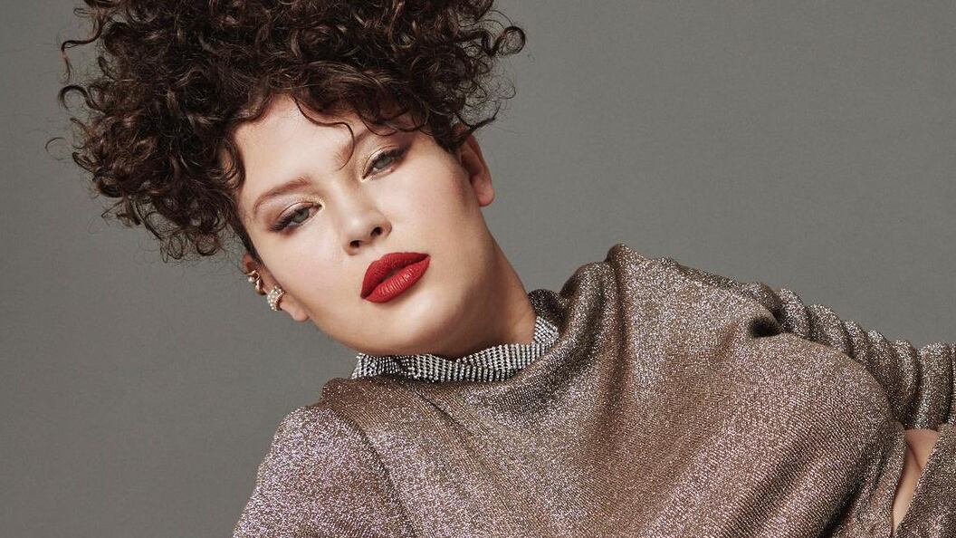 La modelo brasileña Michelle Carvalho recibió nuevos mensajes de odio al publicar una sesión de fotos en traje de baño.