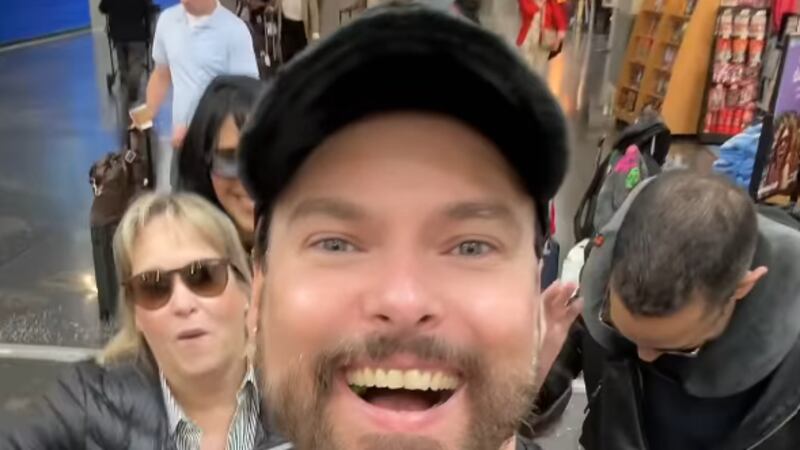 George Harris: La explosiva reacción de su mamá al ver a reportero de Canal 13 en Miami