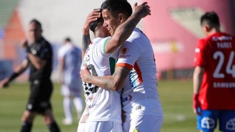 ¿Se despiden de la lucha por el título? La UC sufre inesperada derrota ante Cobresal y Fernando Zampedri queda a un gol de igualar récord goleador de Rodrigo Barrera