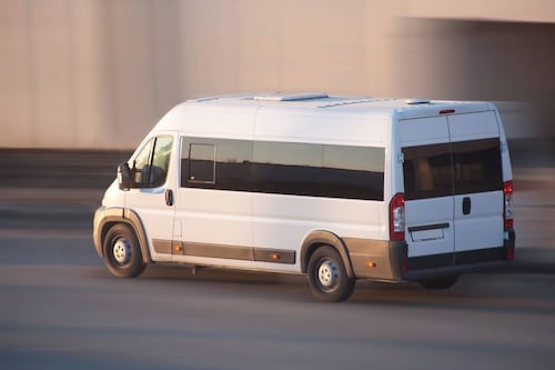 Tonto y retonto: lo detuvieron por conducir bajo los efectos de la cocaína, llamó a un amigo para que se llevara el vehículo y éste dio positivo por 4 tipos de droga