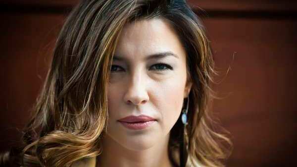 “HACE COMO 3 AÑOS ESTABA EN UN RESTAURANT Y CACHO QUE HABÍA UNA MUJER QUE YO DETESTO COMO DE LOS DIEZ AÑOS Y LA SIGO DETESTANDO Y CADA VEZ MÁS, ME HA HECHO DAÑOS IMPORTANTES, COSAS IMPORTANTES QUE QUIERO PERDONAR PARA NO ENCONTRARMELA EN OTRAS VIDAS. YA HABÍA TOMADO UN PAR DE COPAS Y SE ME OLVIDÓ LO ZEN, SE ME OLVIDÓ LO BUDISTA, TODO Y FUI A BUSCAR A UNA AMIGA QUE ESTABA AHÍ MISMO, EN OTRO SECTOR, PERO EN REALIDAD YO NO ESTABA BUSCANDO A UNA AMIGA ESTABA VIENDO SI ME ENCONTRABA CON ESTA ESTÚPIDA Y ME ENCUENTRO CON ELLA…. FEA, SIEMPRE HA SIDO FEA Y AHORA DE VIEJA PEOR Y ALGO PASÓ, TUVIMOS UN PAR DE DIRETES, PERO BIEN DISIMULADA, ME DOY MEDIA VUELTA Y ME TIRA EL PELO HACIA ATRÁS… ME DIO UNA VERGÜENZA, Y YO LE DIGO… QUÉ FINA, QUÉ ELGANTE TIRANDO EL PERRO…. TENÍA PURAS GANAS DE DARME VUELTA Y PEGARLE, AGARRARME A MECHONEO, SER LA MÁS ORDINARIA, PERO TE JURO, ME ARRANQUÉ, PERO NO POR MIEDO, POR MI DIGNIDAD Y MI HONRA, ANTE TODO, YO JURANDO QUE NADIE SE HABÍA DADO CUENTA…. EL TIPO QUE ANDABA ESA NOCHE ME DIJO QUE ME PASÉ DE ELEGANTE, ETC… AL DÍA SIGUIENTE ME ENCUENTRO CON LA KIKA SILVA Y ME DIJE PANCHAAAAA TE AGARRASTE A MECHONEO, TODO EL MUNDO SUPO ESTO…. QUÉ VERGÜENZA”