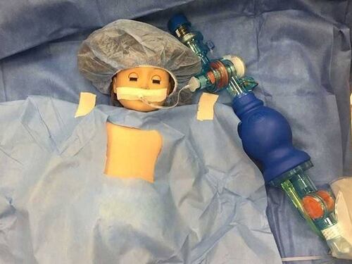 Médicos operan a la muñeca de una niña para esta se sintiera acompañada