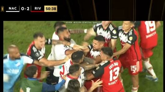 El arbitro brasileño Anderson Daronco no expulsó anoche al jugador que golpeó de puño al defensor chileno.