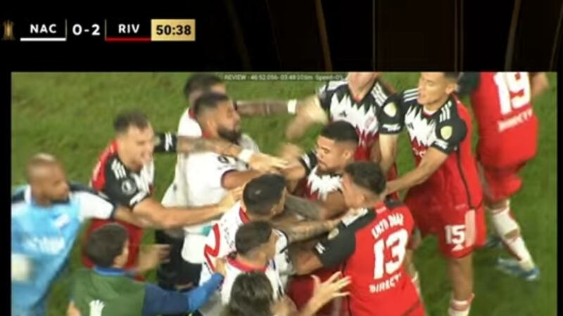 Escándalo en Argentina por argumento de árbitro para no expulsar a jugador que le pegó un combo a Paulo Díaz: “Debo verlo más rápido”