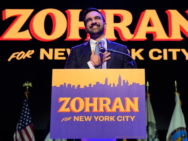 Demócratas obtienen importantes victorias frente a Trump, incluyendo la del primer musulmán en la alcaldía de Nueva York