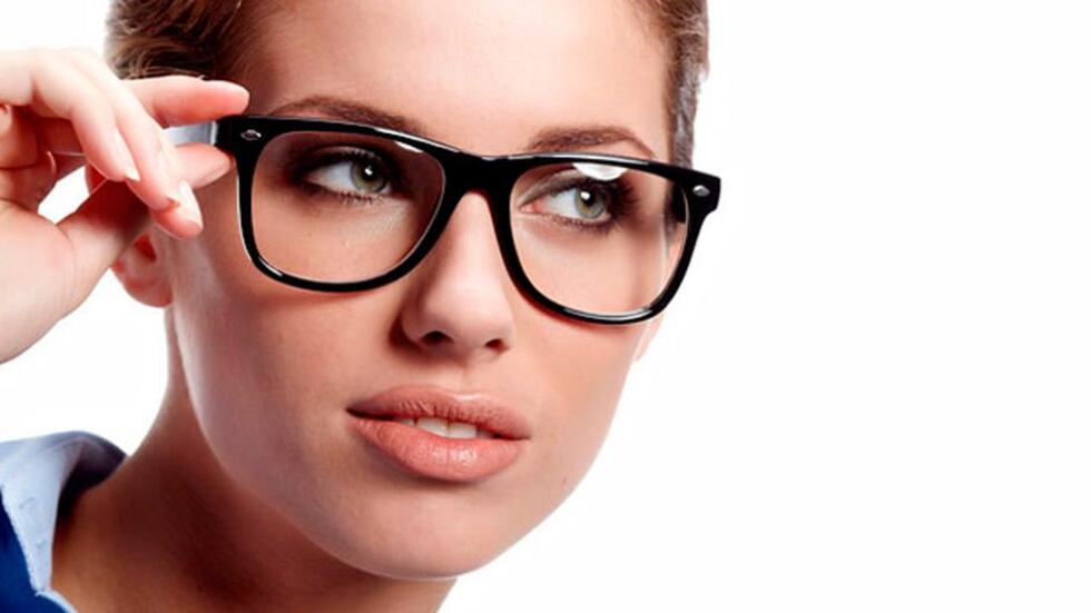 Mujer con lentes que realza la belleza de los ojos
