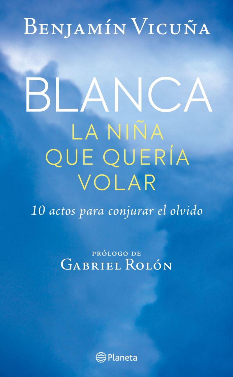 En los próximo días el actor Benjamín Vicuña lanzará el libro “Blanca la niña que quería volar”, que cuenta la dolorosa pérdida de su hija mayor Blanca Vicuña Ardohain, a 10 años de su muerte. 
“Esta fecha quedó grabada en mi memoria, en mi piel...Una fecha con la que jamás podré reconciliarme. Una fecha de mierda que eligió Dios para llevarse al primer gran amor de mi vida”, escribió Benjamín, el 8 de septiembre pasado en su Instagram para conmemorar los 9 años desde la partida de la pequeña Blanquita.
Fue en esa misma publicación, en donde Benjamín Vicuña adelantó que para cerrar un ciclo daría a conocer las cartas, poemas y referencias que le ha ido escribiendo a su primogénita, “como una relación epistolar con el cielo”, dijo en esa ocasión.
Meses después y próximo a lanzar su libro “Blanca, la niña que quería volar: 10 actos para conjurar el Olvido”, Revista Velvet publicó un adelanto en exclusivo. 
“Cuando murió Blanca, ante mí se abrió una puerta que por apenas treinta segundos me permitió ver y entender todo. Pude ver desde la fragilidad lo pequeño que era este mundo, lo insignificante que era todo”, escribió el actor.
“Ante mí desfilaron la codicia, la avaricia, la ambición , la muerte. Esa visión, eso que me dejaron ver, duró apenas unos segundos. Después la puerta se cerró”.
“Pasaron diez años y me doy cuenta de que perdí esa visión. Estoy otra vez metido en el barro y eso me frustra. Volvieron las urgencias, los celos, la ambición, todo eso que pude ver tan mezquino, tan nada, tan innecesario. ¿Dónde quedó esa persona que pudo ver el mundo como desde arriba de una monta-ña? Me doy cuenta de que hay algo que no aprendí. Que volví a perder el foco. De todos modos tengo un hándicap: la peor experiencia de mi vida me hizo avanzar algunos casilleros en el escalafón. Me transformó para siempre y también me dio una salida, porque me obligó a ver a la muerte de frente y a tomar conciencia de la vida”.
Vicuña sabe lo que significa darle forma a este texto y aclara: “esto no quiere decir que tenga alguna lección para dar. Como repetiré varias veces a lo largo de este libro, el proceso de duelo es muy personal porque cada persona vive esa experiencia y su dolor de manera distinta. La muerte es un misterio, la vida es un misterio. No tengo nada que enseñar, ni siquiera a mí mismo”.
Pero también entrega testimonios crudos acerca de cómo vivieron puertas adentro de la familia esta dolorosa pérdida. “Durante los primeros meses, Carolina se despertaba todas las noches preguntando desesperada: “¿Dónde está Blanquita?”. Se levantaba de la cama, caminaba por el pasillo e iba a su cuarto. La buscaba como una leona desesperada. Yo solo podía abrazarla, contenerla y responder: ‘Nuestra niña está bien, está en un lugar mejor’. Como una frase que se repite, como un texto aprendido de una escena mala”.
“En este largo proceso, en algún momento pude volver a pensar en nuestra separación con Carolina, aunque en eso no fuimos nada originales. En algún lado leí que después de la muerte de un hijo el setenta y cinco por ciento de las parejas se separan. Es que es muy duro estar en ese círculo donde se retroalimenta el dolor. Tienes que brindarle consuelo a tu pareja y es imposible porque estás destruido, y a tu pareja le sucede lo mismo. No busco justificarlo, pero entiendo que también la tragedia nos separó (…) Hoy lo que nos une es blanca y nuestros otros hijos”